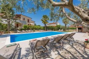 Charmantes Apartment nur 800 Meter zum Strand mit Pool, Grillbereich, Waschmaschine